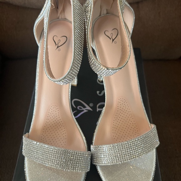 Windsor silver heels - Picture 2 of 7